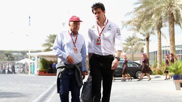 ABU DHABI, UNITED ARAB EMIRATES - NOVEMBER 26:  Mercedes GP Executive Director Toto Wolff and Mercedes GP non-executive chairman Niki Lauda walk in the Paddock before final practice for the Abu Dhabi Formula One Grand Prix at Yas Marina Circuit on November 26, 2016 in Abu Dhabi, United Arab Emirates.  (Photo by Clive Mason/Getty Images)
 PUBLICADA 28/11/16 NA MA38 1COL