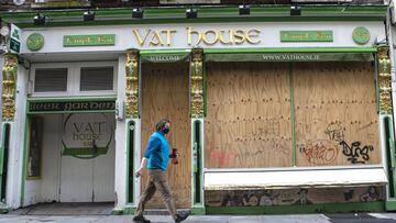 22 October 2020, Ireland, Dublin: A pedestrian walks by a boarded up pub in Temple Bar in Dublin, during the first day of the Level 5 restrictions as part on new measures to curb the spread of the coronavirus (COVID-19). Photo: Damien Eagers/PA Wire/dpa
22/10/2020 ONLY FOR USE IN SPAIN