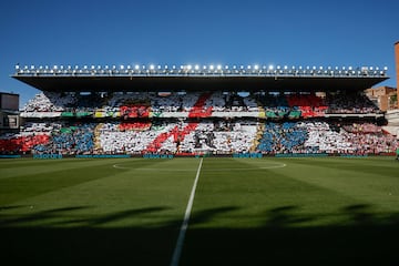 La afición rayista formó parte de un tifo monumental para celebrar el centenario del Rayo Vallecano. 