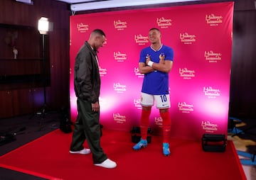 Kylian Mbappé presenta su figura con la equipación de Les Bleus que será llevada al museo Madame Tussauds en Berlín.