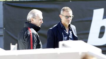 Andrea Berta, director deportivo del Atlético, junto a Óscar Celada, médico del primer equipo.
