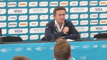 Alejandro Agag atendiendo a la prensa en Londres.