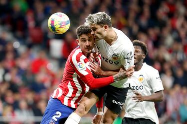 Hugo Duro remata de cabeza ante la oposición de José María Giménez.