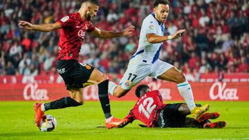 MALLORCA, SPAIN - OCTOBER 28: Jose Copete of RCD Mallorca and Martin Braithwaite of RCD Espanyol competes for the ball during the LaLiga Santander match between RCD Mallorca and RCD Espanyol at Visit Mallorca Estadi on October 28, 2022 in Mallorca, Spain. (Photo by Rafa Babot/Getty Images)