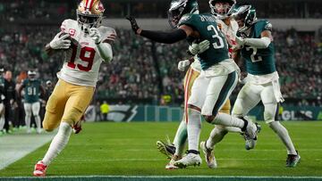 PHILADELPHIA, PENNSYLVANIA - DECEMBER 03: Deebo Samuel #19 of the San Francisco 49ers scores a touchdown during the third quarter in the game against the Philadelphia Eagles at Lincoln Financial Field on December 03, 2023 in Philadelphia, Pennsylvania. Mitchell Leff/Getty Images/AFP (Photo by Mitchell Leff / GETTY IMAGES NORTH AMERICA / Getty Images via AFP)