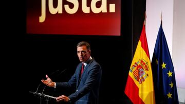 El presidente del Gobierno, Pedro Sánchez, durante la presentación este miércoles en un acto con buena parte de su gabinete, y al que están invitados empresarios y sindicatos, los planes del Ejecutivo para lograr una recuperación "justa" en la que el crecimiento se traduzca en "cohesión social" y "solidaridad". EFE/Javier Lizón