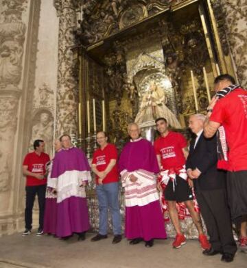 El presidente del Sevilla, José Castro Carmona; el entrenador, Unai Emery, y el capitán José Antonio Reyes, durante la ofrenda del título a la Virgen de los Reyes, patrona de la Archidiócesis, dentro del paseo triunfal que ha realizado el equipo esta tarde para festejar su quinta Liga Europa conseguida el pasado miércoles en Basilea (Suiza)