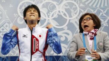 FEBRERO 2014. El 'kiss and cry' es la zona donde los competidores de patinaje artístico esperan junto a sus entrenadores a que se divulguen los resultados de su actuación. En la imagen el japonés Yuzuru Hanyu y su entrenadora en los Juegos Olímpicos de invierno de Sochi 2014. 
