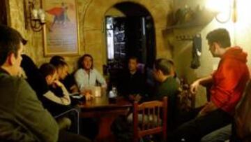 <b>JUNTOS. </b>La hinchada albinegra se moviliza para tratar de salvaguardar el futuro de la entidad.