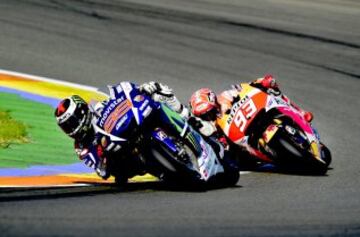 Jorge Lorenzo ganó la última carrera de la temporada por delante de Marc Márquez y Dani Pedrosa. Nada pudo hacer el hasta entonces líder del Mundial, Valentino Rossi, que concluyó cuarto en el circuito de Cheste, por lo que el español fue el nuevo campeón de MotoGP. Durante la temporada ganó siete Grandes Premios.