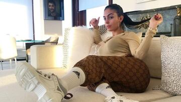 Georgina Rodr&iacute;guez sentada en un sill&oacute;n en la casa que comparte con Cristiano Ronaldo en Tur&iacute;n.