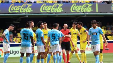 Los jugadores del Celta protestan a González Fuertes tras señalar penalti a favor del Villarreal.