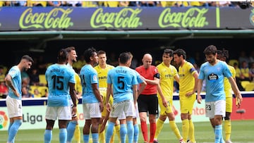 Los jugadores del Celta protestan a González Fuertes tras señalar penalti a favor del Villarreal.