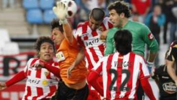 <b>LA JUGADA DEL GOL. </b>Aranzubía remata ante la salida fallida de Diego Alves a pesar de que Juanito intenta oponerse.