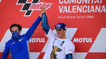 Mir con Brivio en el podio de Valencia.