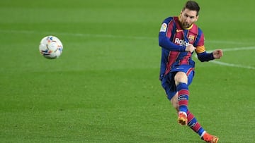 Barcelona&#039;s Argentinian forward Lionel Messi kicks the ball during the Spanish League football match between Barcelona and SD Huesca at the Camp Nou stadium in Barcelona on March 15, 2021. (Photo by LLUIS GENE / AFP) GALERIA LOS MAS DEVALUADOS DE LALIGA