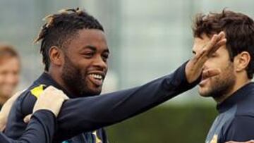 <b>POSIBLE DEBUT. </b>Alex Song podría debutar en el Camp Nou como titular ante el Valencia.