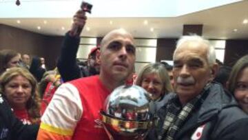 Omar Pérez le entrega a Edgar Plazas el trofeo de la Copa Sudamericana,