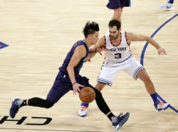 José Calderón de New York Knicks intenta ganarle el balón a Jeremy Lin de Charlotte Hornets.