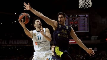GRAF3897. MADRID, 02/03/2018.- El base del Real Madrid Facundo Campazzo (i) intenta canasta ante el pívot del Feberbahce Ahmet Düverioglu, durante el partido de la vigésimo cuarta jornada de Euroliga que disputan en el Palacio de los De