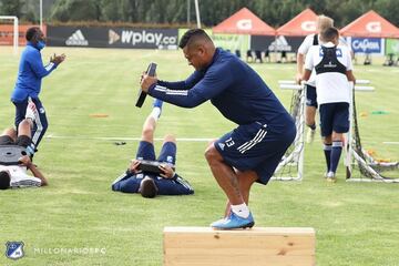 Los preparadores físicos y el cuerpo médico de Millonarios, le prepararon un plan específico para ponerse en forma. Fredy Guarín trabajó a doble jornada  y logró bajar 14 kilos. Las burlas por su primer partido lo motivaron. "Mi cuerpo no era de un jugador de fútbol profesional, ya estaba más allá, como jugando en la cancha del barrio", afirmó.