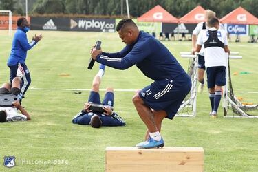 Los preparadores físicos y el cuerpo médico de Millonarios, le prepararon un plan específico para ponerse en forma. Fredy Guarín trabajó a doble jornada  y logró bajar 14 kilos. Las burlas por su primer partido lo motivaron. "Mi cuerpo no era de un jugador de fútbol profesional, ya estaba más allá, como jugando en la cancha del barrio", afirmó.