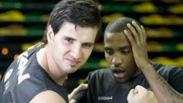 <b>DE ACERO. </b>Banic muestra sus bíceps a un asombrado Jackson.