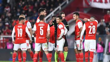 AVELLANEDA, ARGENTINA - AUGUST 07: Players of Independiente argue with referee Fernando Rappalini during a match between Independiente and River Plate as part of Liga Profesional 2022 at Estadio Libertadores de América on August 7, 2022 in Avellaneda, Argentina. (Photo by Rodrigo Valle/Getty Images)