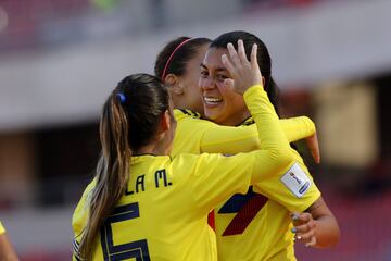 El equipo colombiano venció 7-0 a Uruguay en el debut en la Copa América Femenina con póquer de Catalina Usme y goles de Yoreli Rincón, Daniela Montoya e Isabella Echeverri.