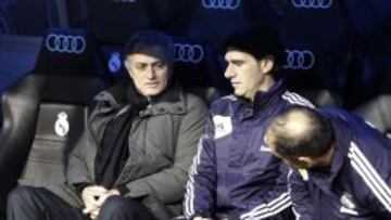 Aitor Karanka charla con Mourinho en el banquillo del Real Madrid.