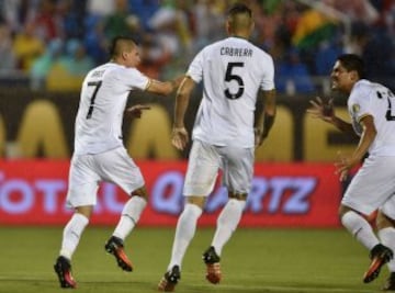 FLO44 - ORLANDO ( FL, EEUU).- 6/6/2016.- Juan Carlos Arce (d) de Bolivia celebra su anotaciòn ante Panamá hoy, lunes 6 de junio de 2016, en el juego por la Copa América Centenario 2016, en el estadio Camping World de Orlando (Fl, EE.UU.). EFE/LUIS TEJIDO