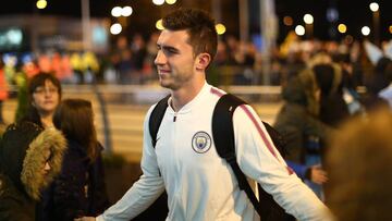 Laporte vistiendo el chándal de paseo del Manchester City en su entrada al Etihad Stadium.