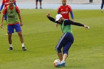 Hinchas de Universidad de Chile realizan banderazo en el Estadio Nacional, previo al Superclásico del domingo 02 de Octubre del 2016.
