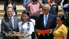 Colombia's Defense Minister Ivan Velasquez and President Gustavo Petro pose for a picture next to women who helped in the rescue of the surviving children from a Cessna 206 plane that crashed in the thick jungle, in Bogota, Colombia June 26, 2023. REUTERS/Vannessa Jimenez