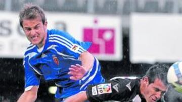 <b>UN RIVAL DURO. </b>Rafita pelea por un balón ante un Zaragoza que, pese a sus temores, puso en aprietos a la defensa albinegra.