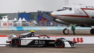 Nick Cassidy,, con el Jaguar en el ePrix de Berl¨ªn de F¨®rmula E.