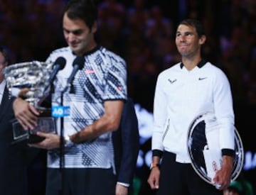 Rafa Nadal y Roger Federer durante la ceremonia de entrega de trofeos.