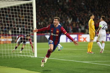 Sergi Roberto celebra el gol del delantero polaco que marca en el minuto 83 de partido.