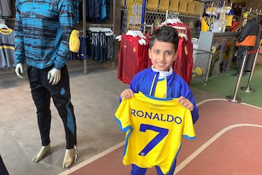 Did Ronaldo steal the number 7 shirt from a teammate? Did the player have to retire?