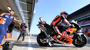 Pedro Acosta, en el test de MotoGP en Barcelona con KTM.