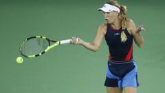 Caroline Wozniacki devuelve una bola ante Rebecca Peterson durante su parttido en el Abierto de Wuhan de la WTA 2018 en la ciudad de Wuhan, provincia de Hubei, China.