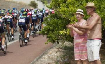 Aficionados aplaudiendo al pelotón a su paso por Castellón.