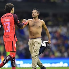 Espontáneo aparece en el Azteca durante el América vs Pumas