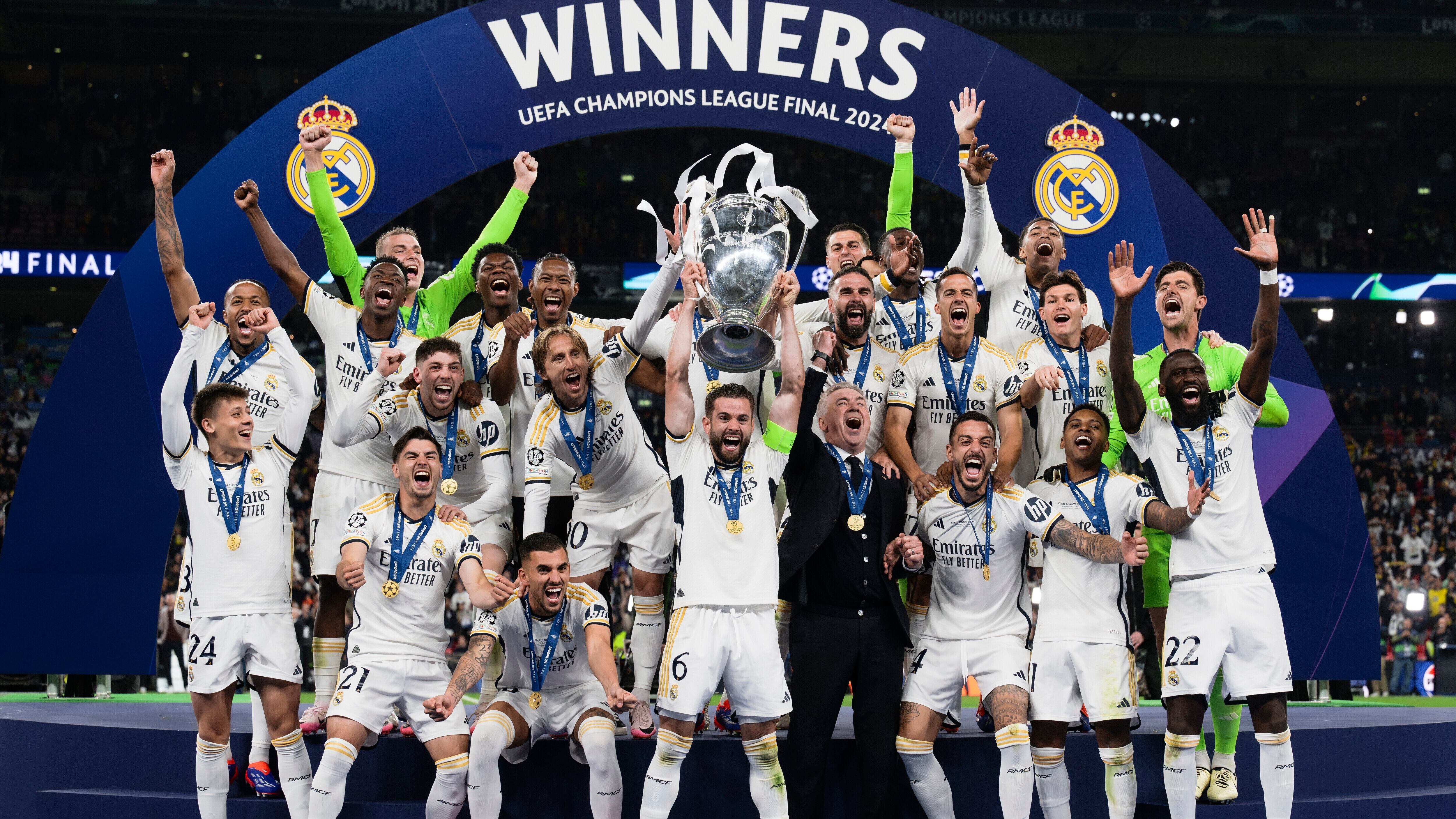 Nacho apoya con toda la plantilla la decimoquinta Champions del Real Madrid.
