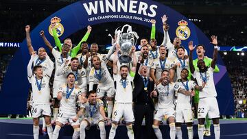 Nacho levanta la decimoquinta Champions del Real Madrid arropado por todo el equipo.