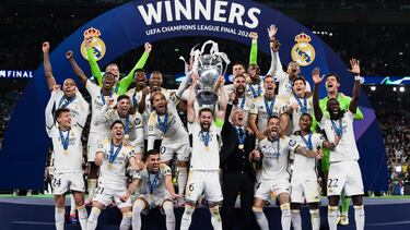 Nacho levanta la decimoquinta Champions del Real Madrid arropado por todo el equipo.