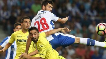 . Porto (Portugal), 06/08/2016.- FC Porto's Felipe Monteiro (R) in action against Villarreal's Manuel Trigueros (C) during the team's presentation game at Dragao Stadium, in Porto, Portugal, 06 August 2016. EFE/EPA/PEDRO TRINDADE