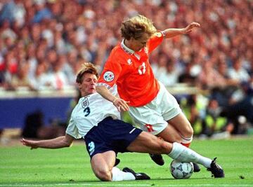 UNITED KINGDOM - JUNE 18:  EURO 1996 NED - ENG London; Stuart PEARCE/England, Yordi CRUYFF/Niederlande  (Photo by Lutz Bongarts/Bongarts/Getty Images)