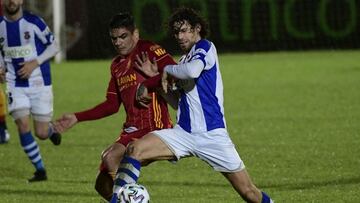 Toro Fernández disputa un balón con un jugador de la Gimnástica.