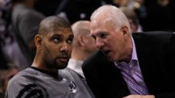 Gregg Popovich conversa con Tim Duncan durante un partido en mayo de 2012.